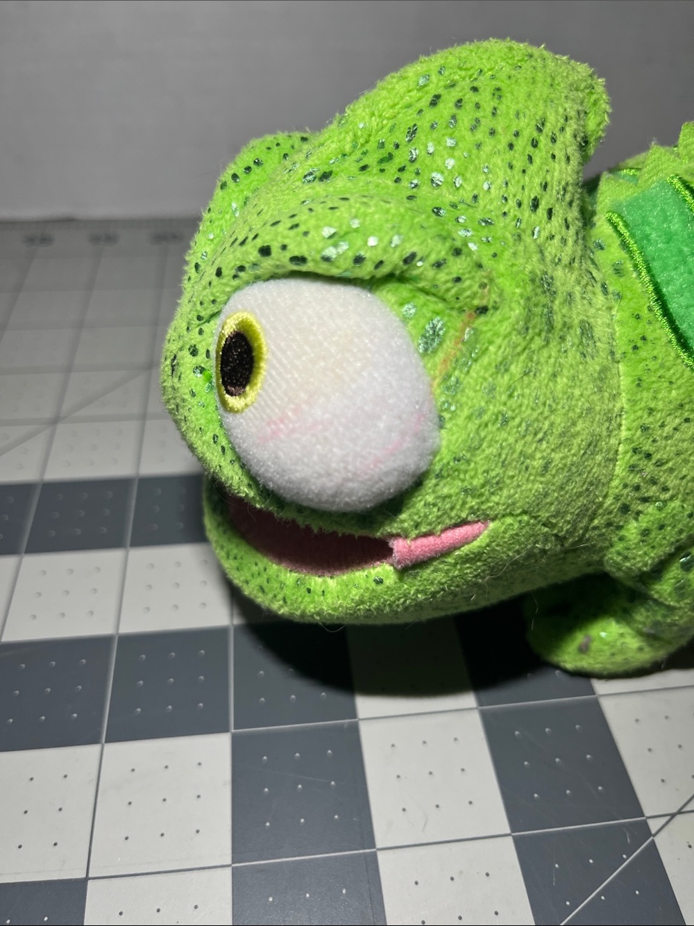 Disney tangled pascal - Picture 4 of 8
